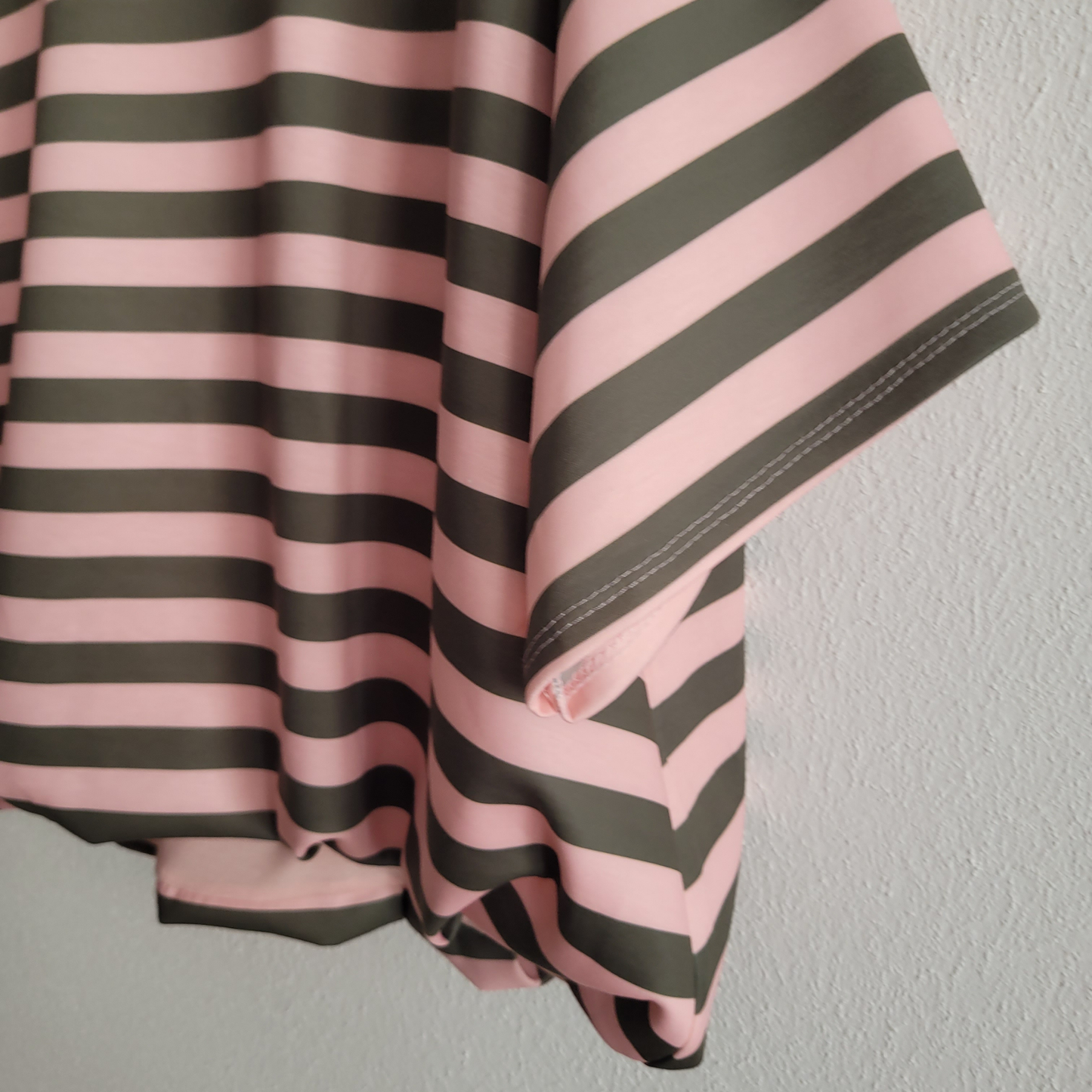 Streifen Shirt mit Wellensaum