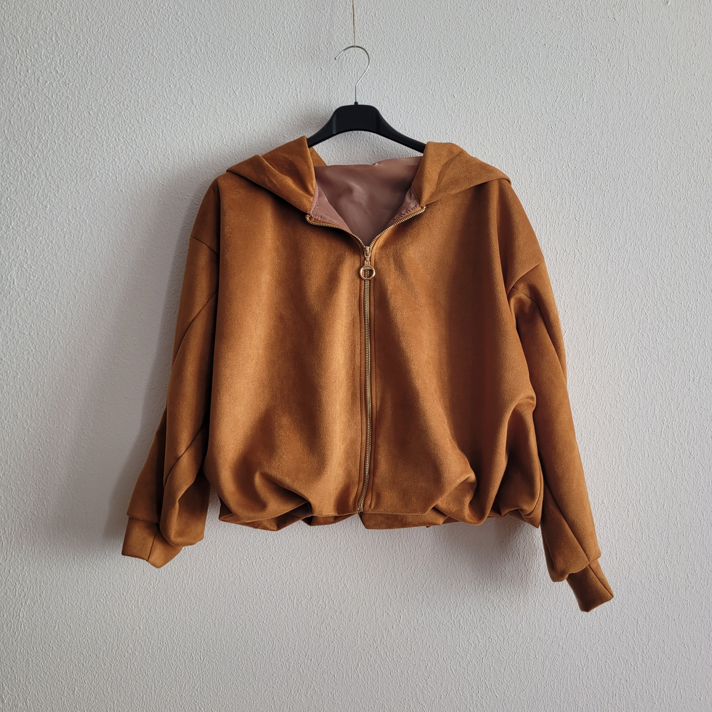 Bomberjacke Veloursoptik Kapuze